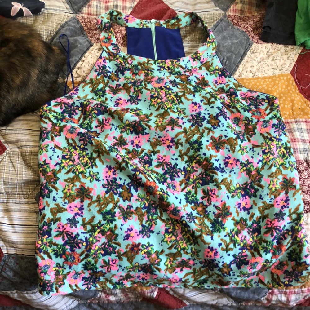 super cute blouse. never worn